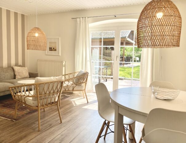 Wohn- und Esszimmer der Ferienwohnung Achtern Diek auf dem Ferienhof Hofbude Fehmarn