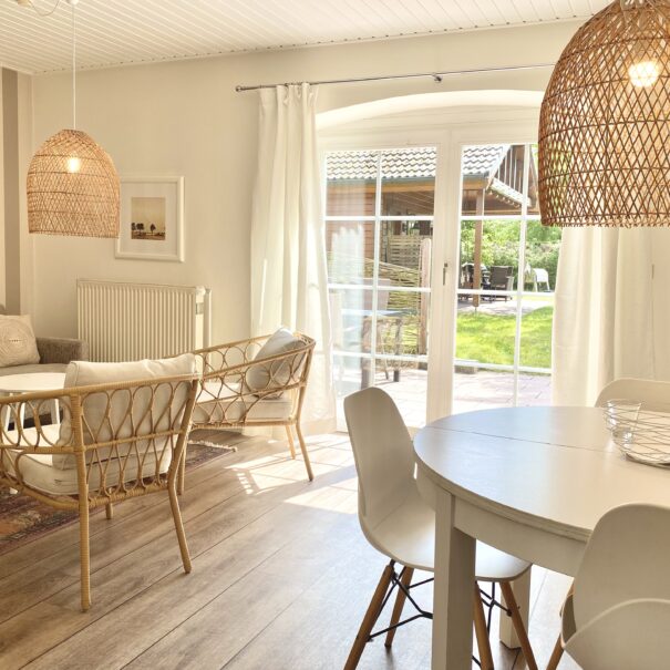 Wohn- und Esszimmer der Ferienwohnung Achtern Diek auf dem Ferienhof Hofbude Fehmarn