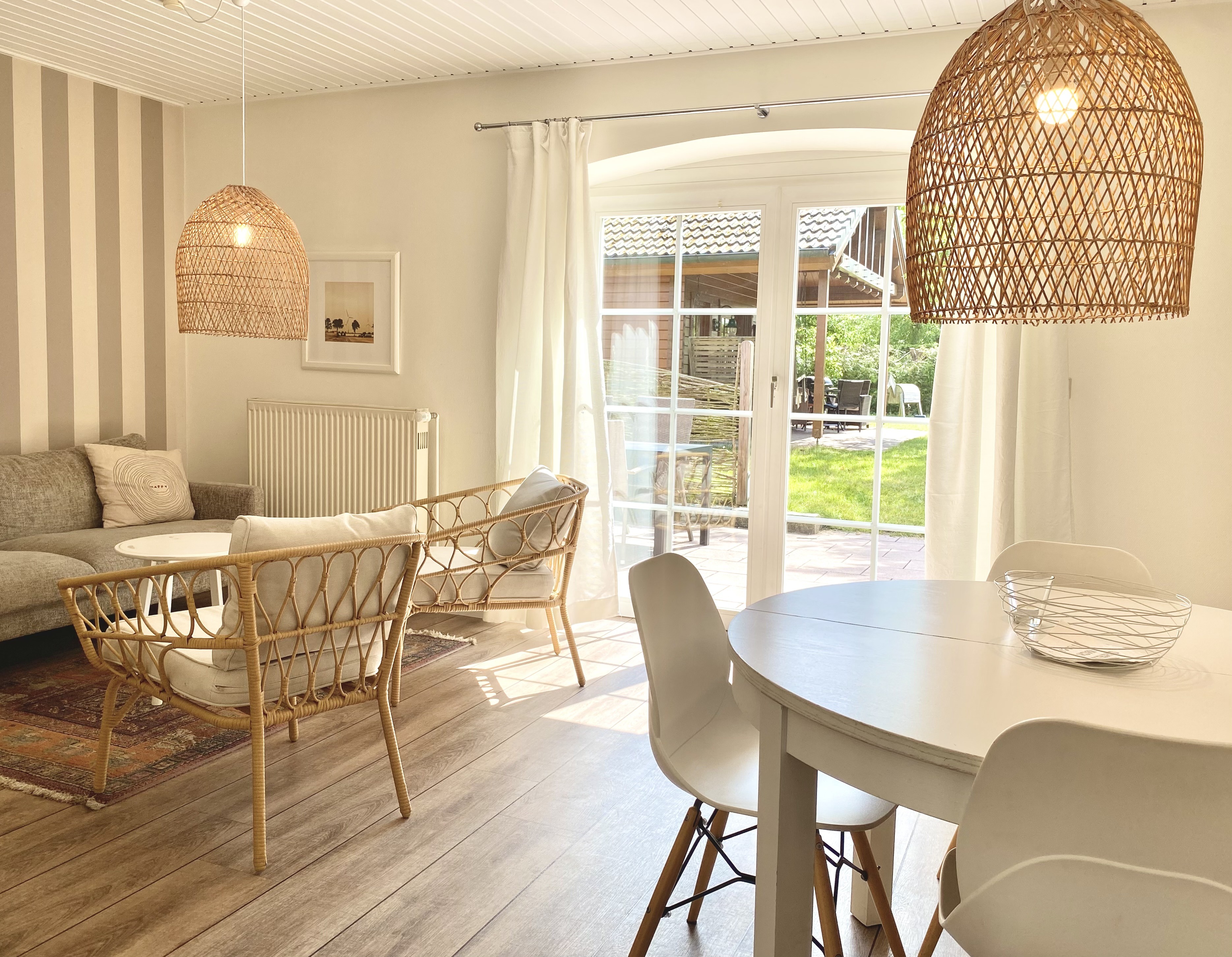 Wohn- und Esszimmer der Ferienwohnung Achtern Diek auf dem Ferienhof Hofbude Fehmarn