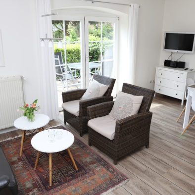 Wohn- und Esszimmer und Terrasse der Ferienwohnung Achtern Diek