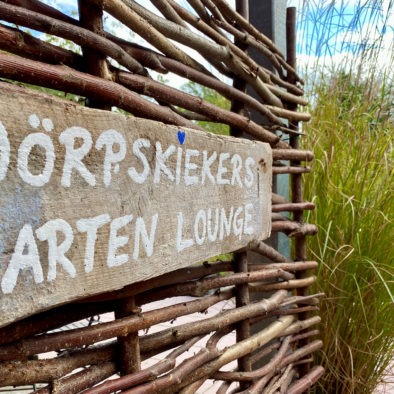 Schild Dörpskiekers Gartenlounge