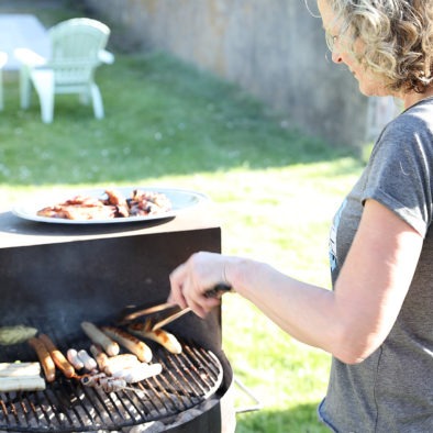 Grillen vor dem Blockhaus im Garten