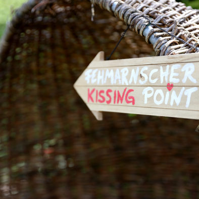 Schild "Fehmarnscher Kissing Point"