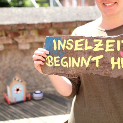 Schild "Inselzeit beginnt hier"