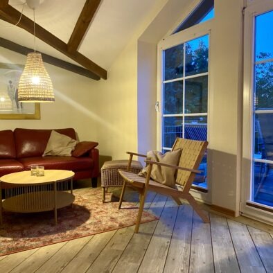 Wohnzimmer am Abend von der Ferienwohnung Sperlings Lus auf dem Ferienhof Hofbude Fehmarn