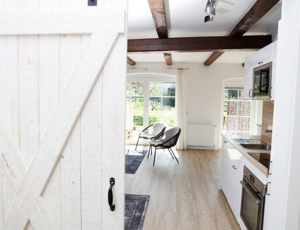 Flur mit Scheunentür der Ferienwohnung ole Backstuv