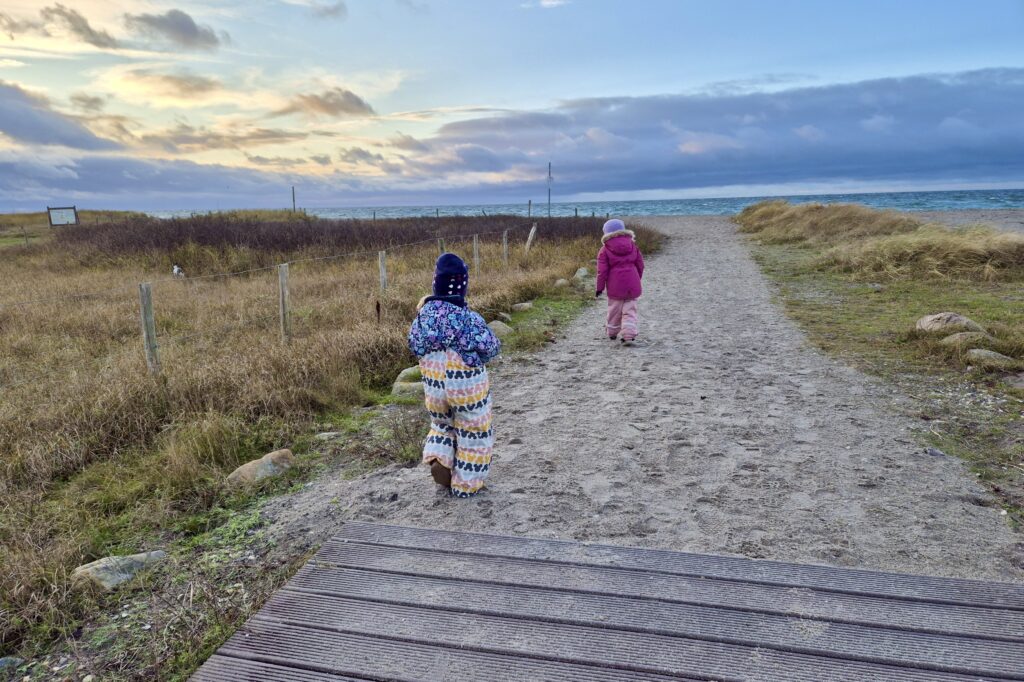 Kleinkinder am Strand von Fehmarn in der Nebensaison
