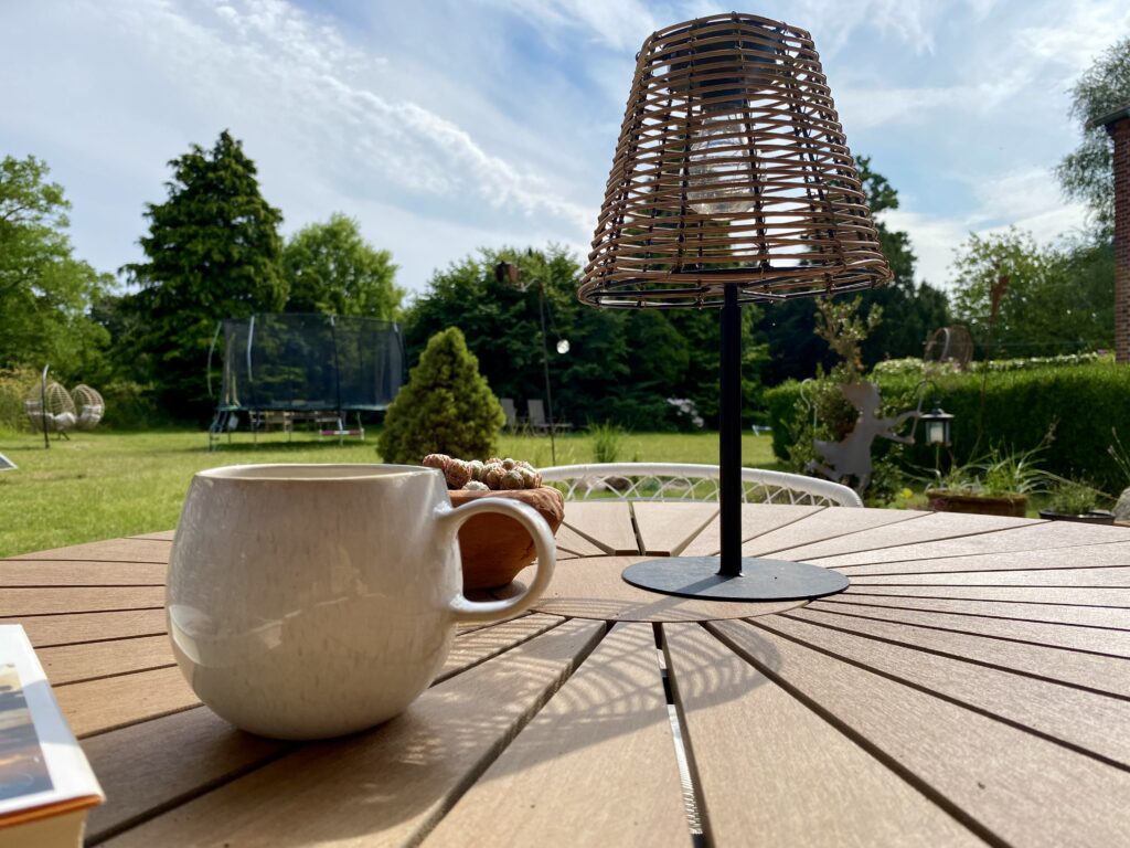 Kaffeetrinken im Garten